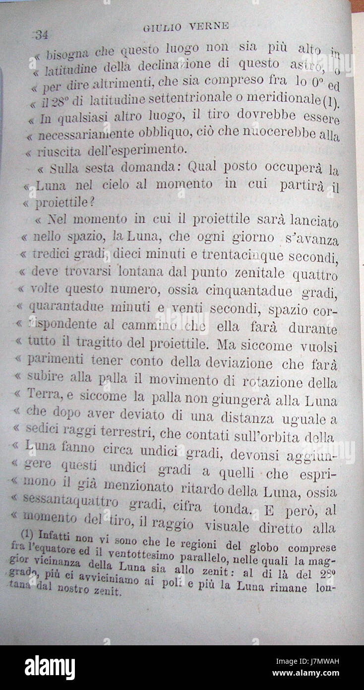 Dies bezieht sich auf den italienischen Titel „von der Erde zum Mond“, der wahrscheinlich mit einem literarischen oder wissenschaftlichen Werk zusammenhängt, vielleicht einer frühen Ausgabe oder Adaption von Jules Vernes Roman. Stockfoto