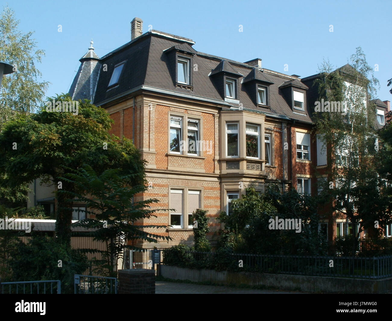 Dieses Bild stellt einen Standort in Speyer nahe der Zeppelinstrasse 5 dar, der durch seine historische Verbindung zu Zeppelinluftschiffen bekannt ist. Speyer beherbergt das Deutsche Technikmuseum, in dem die Geschichte der Luftfahrt thematisiert wird. Stockfoto