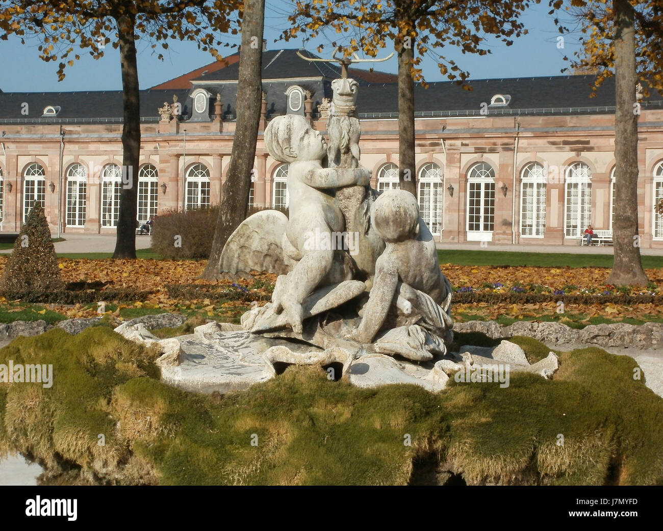 Der Schlossgarten Schwetzingen ist ein historischer Garten in Schwetzingen. Es ist berühmt für seinen gut erhaltenen barocken Stil und seine historische Bedeutung. Stockfoto