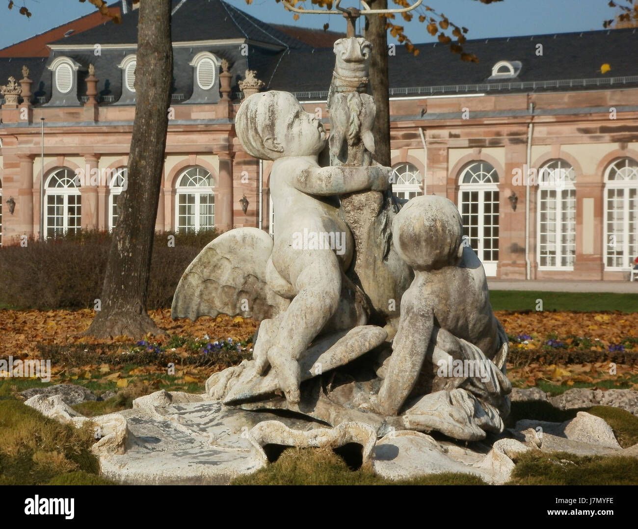 Der Schlossgarten Schwetzingen ist ein historischer Schlossgarten in Schwetzingen. Bekannt für seine Barock- und Rokoko-Designs, verfügt es über weitläufige Landschaftsgestaltung und elegante Strukturen, die es zum UNESCO-Weltkulturerbe machen. Stockfoto