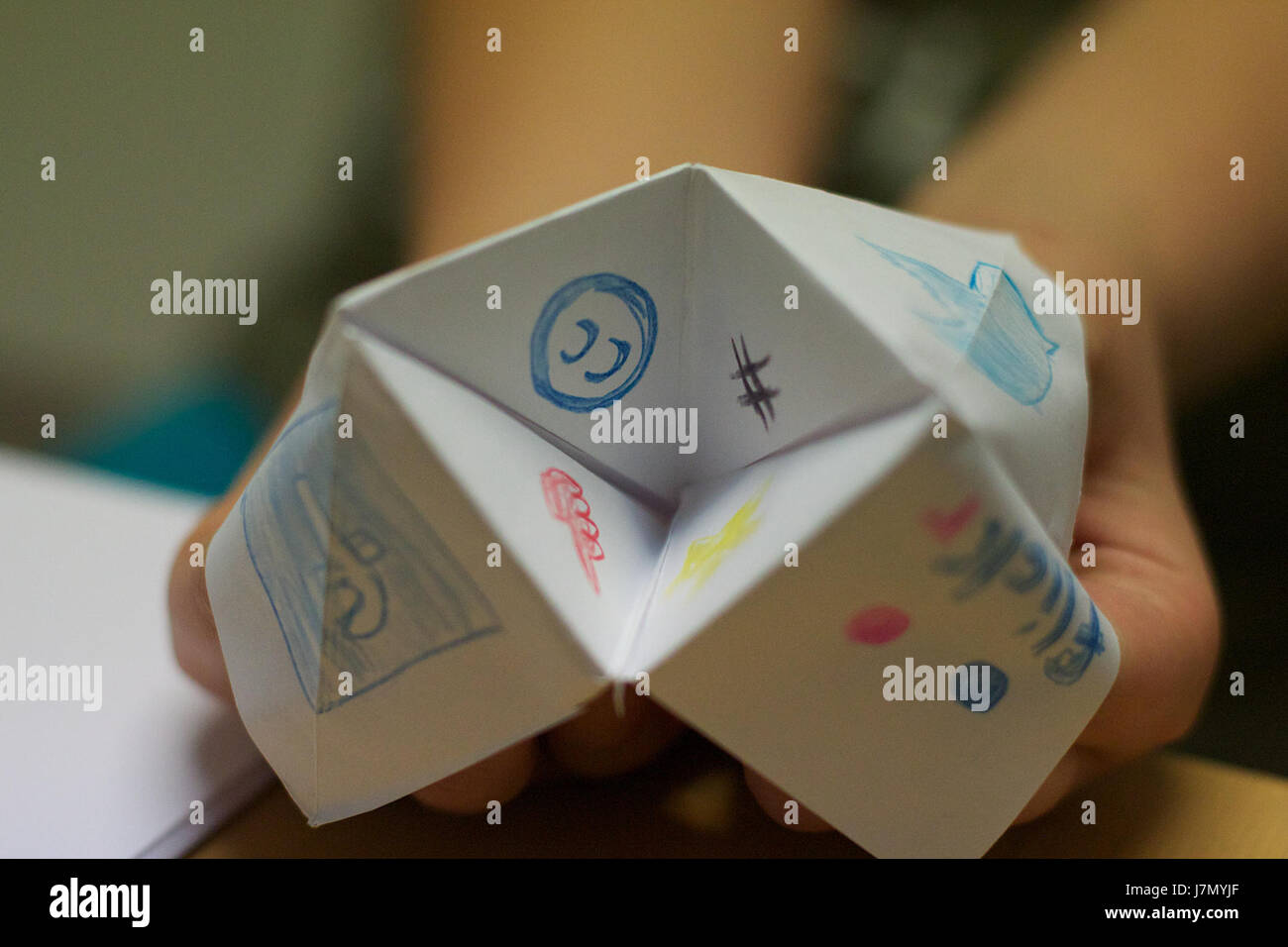 Dies bezieht sich auf ein verspieltes Design eines „Cootie Catcher“, ein Glücksspiel aus Papier, das häufig mit Kindheit assoziiert wird. Der Titel besagt, dass der Artikel 2011 in den sozialen Medien veröffentlicht wurde, was die kulturellen Trends zum Zeitpunkt des Online-Sharings widerspiegelt. Cootie-Fänger werden oft in sozialen Umgebungen als lustige Aktivität unter Kindern verwendet. Stockfoto