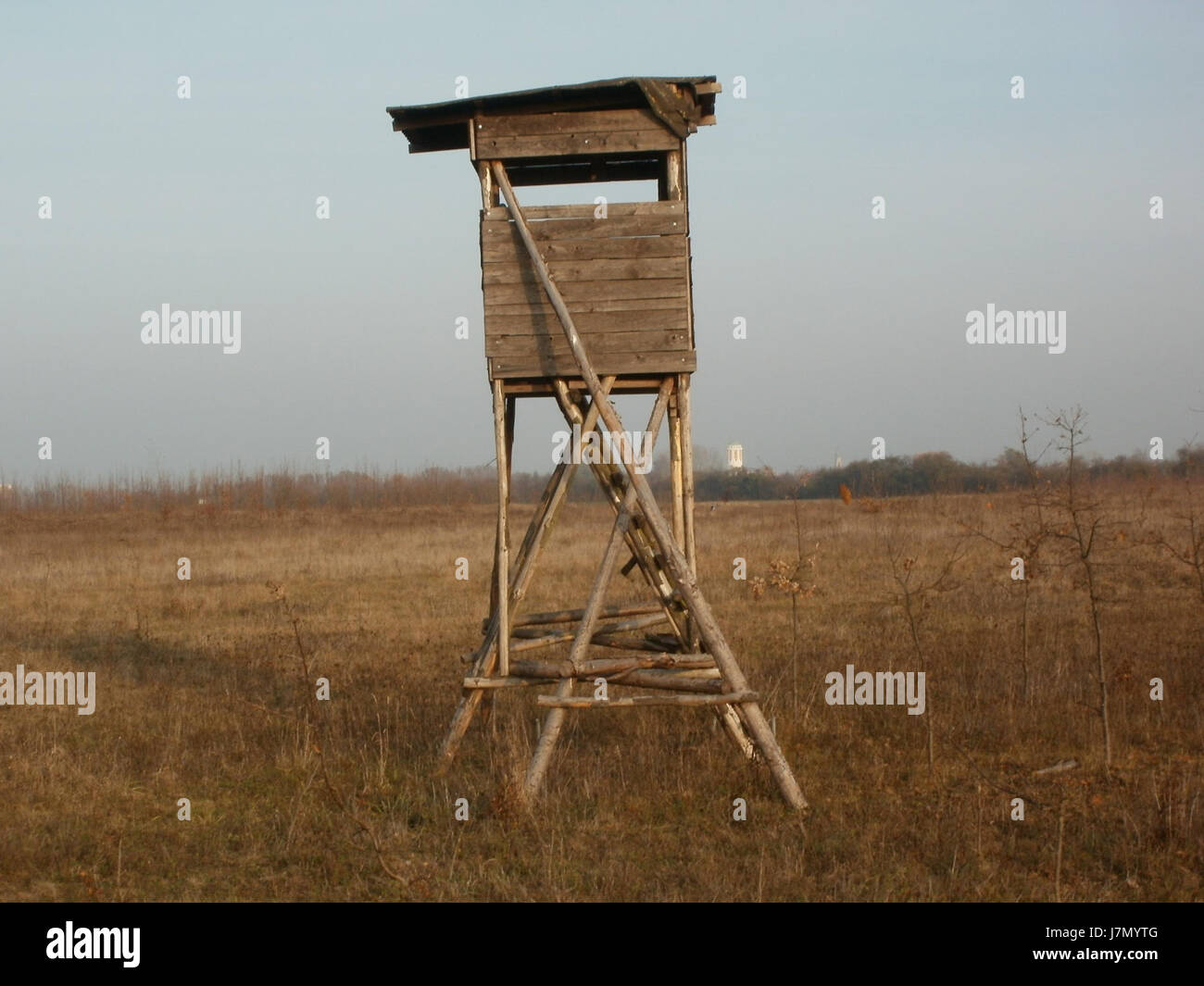Ein Foto, das den Hochsitz auf der Rennstrecke Hockenheimring zeigt. Die Struktur wird von Zuschauern und Teams genutzt, um Motorsportveranstaltungen, insbesondere während der Rennen, optimal zu beobachten. Stockfoto