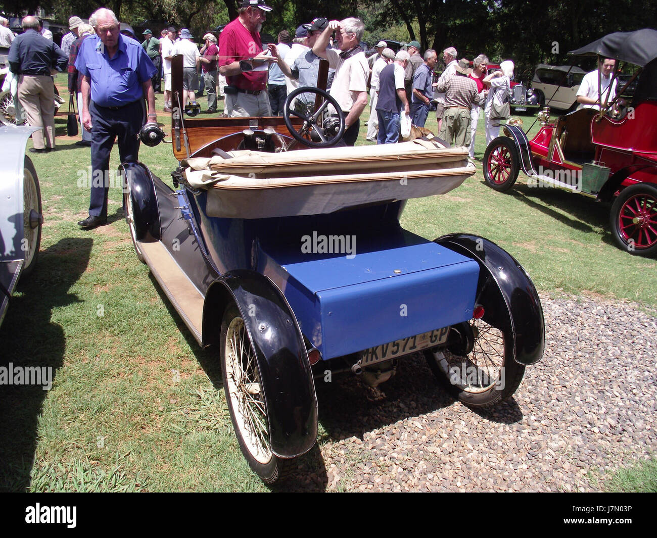 Eine Vintage-Fotografie einer Humber Humberette aus den 1910er Jahren, einem Automobil aus dem frühen 20. Jahrhundert. Die Humberette war ein beliebtes Modell, das für sein kompaktes Design und seine Effizienz bekannt war und die Automobilinnovation der damaligen Zeit repräsentierte. Stockfoto