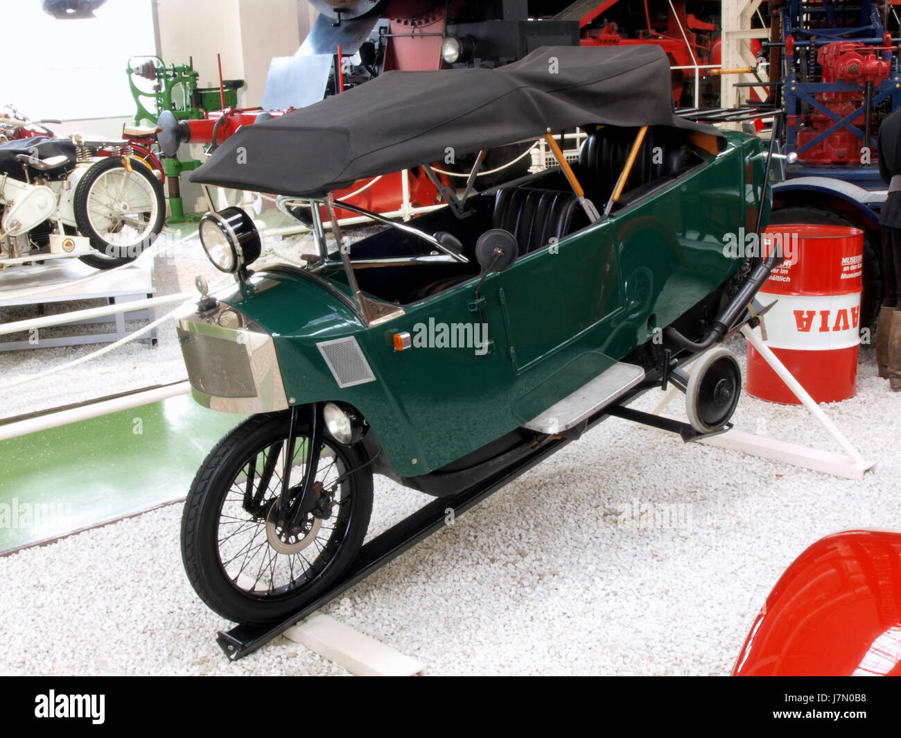 Das 1928 Mauser Monotrace ist ein klassisches Motorrad mit einem 18-PS-Motor und einem Hubraum von 510 ccm. Bekannt für sein Design und seine Ingenieurskunst ist es ein historisches Stück in der Entwicklung der Motorradtechnologie aus den späten 1920er Jahren Stockfoto