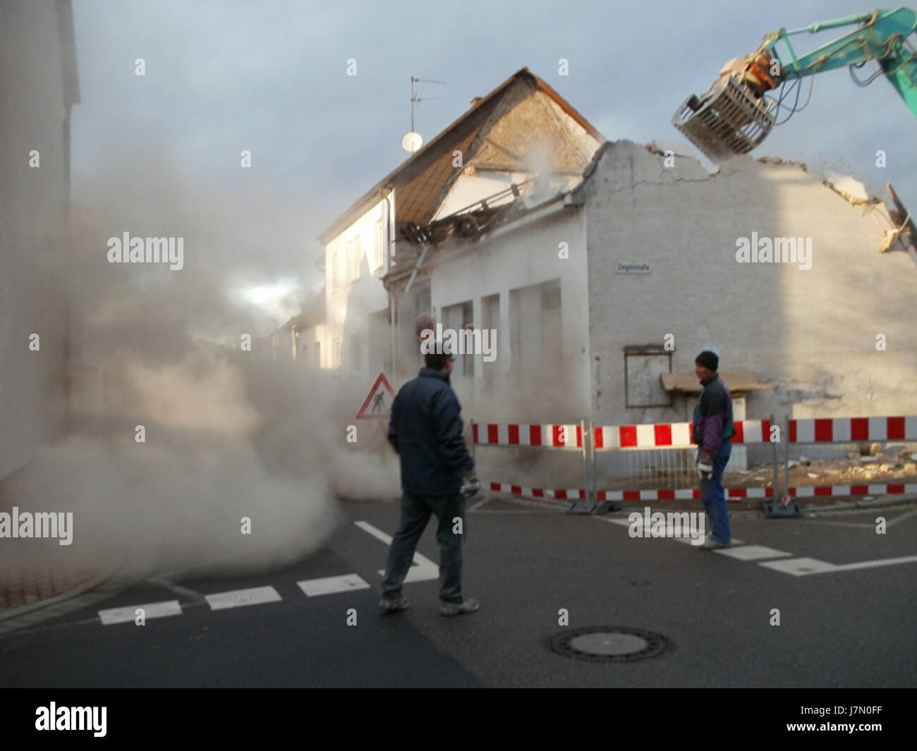 Der Hockenheimring in Hockenheim ist eine renommierte Rennstrecke. Er war Austragungsort des Großen Preises der Formel 1 von Deutschland und verschiedener anderer großer Motorsportveranstaltungen. Die Strecke ist bekannt für ihre einzigartige Mischung aus langen Geraden und schwierigen Kurven, die sowohl rasante Action als auch technische Anforderungen bietet. Im Laufe der Jahre wurden umfangreiche Renovierungsarbeiten durchgeführt, darunter ein kürzeres Layout, bei dem die Zuschauerbindung Priorität hat. Stockfoto