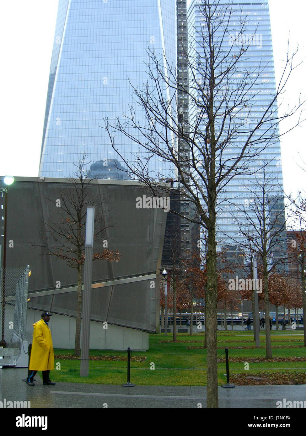 Ein Foto des National Memorial 9/11 in New York, das von Luigi Novi aufgenommen wurde und die düstere Hommage an die Opfer der Terroranschläge von 2001 hervorhebt. Stockfoto