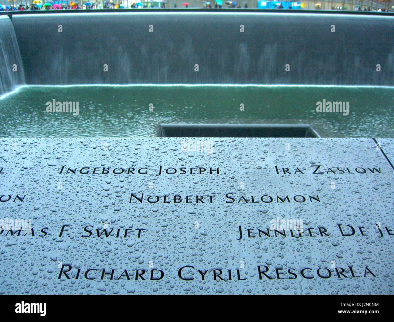 Dieses Bild oder eine Referenz zeigt wahrscheinlich ein Panel oder Foto von Rick Rescorla, einer bemerkenswerten Figur, die für seine heldenhaften Handlungen während der Angriffe von 9/11 in Erinnerung blieb. Das Panel des Fotografen Luigi Novi trägt zur Dokumentation von Rescorlas Tapferkeit und Vermächtnis bei. Stockfoto