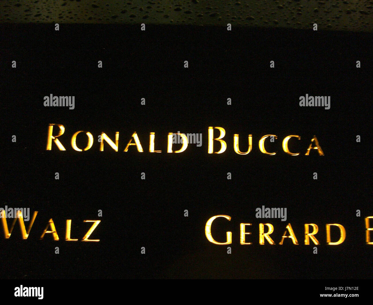 Dieses Panel mit dem Titel „12.6.11 Ronald Paul Bucca Panel S 14“ von Luigi Novi könnte sich auf ein bestimmtes Kunstwerk oder Foto beziehen, das möglicherweise Themen des persönlichen Ausdrucks oder der zeitgenössischen Kunst repräsentiert. Stockfoto Dieses Panel mit dem Titel „12.6.11 Ronald Paul Bucca Panel S 14“ von Luigi Novi könnte sich auf ein bestimmtes Kunstwerk oder Foto beziehen, das möglicherweise Themen des persönlichen Ausdrucks oder der zeitgenössischen Kunst repräsentiert. Stockfoto