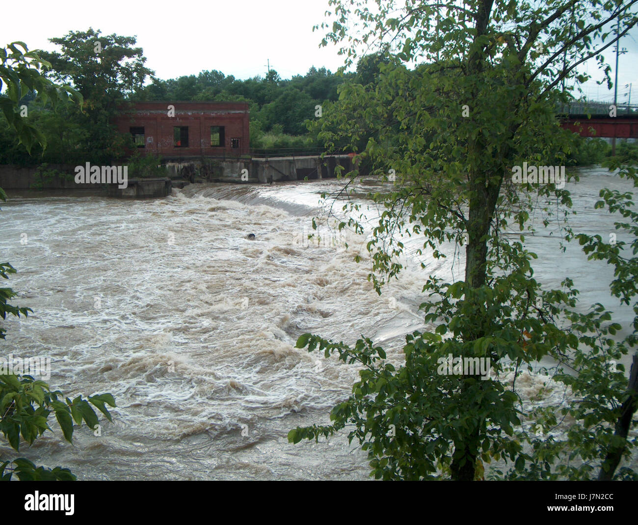 Das Mahoning-Hochwasser im Jahr 2003 ereignete sich im Mahoning Valley und traf Gemeinden in Ohio. Dieses Ereignis verursachte erhebliche Schäden und die Auswirkungen der Überschwemmung sind auf diesem Foto aus der Zeit nach der Überschwemmung festgehalten. Stockfoto