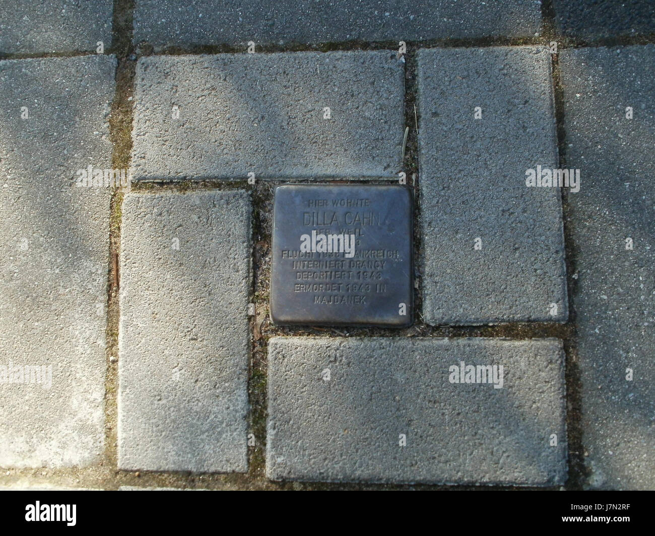 Ein Stolperstein, oder „Stolperstein“, zum Gedenken an die Opfer des Holocaust, in der Riottestraße in SaarbrÃ¼cken, Deutschland. Sie erinnert an die Gräueltaten, die während des Zweiten Weltkriegs begangen wurden. Stockfoto