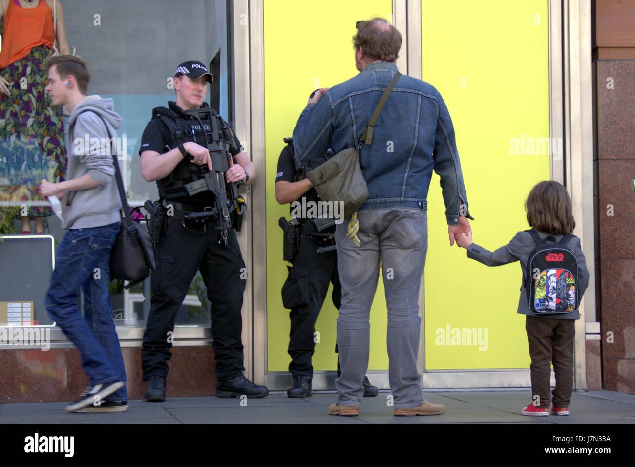 Glasgow, Schottland. 25. Mai 2017. Bewaffnete Polizei patrouillieren Zentrum von Glasgow, da die Sonne Credit scheint: Gerard Fähre/Alamy Live News Stockfoto