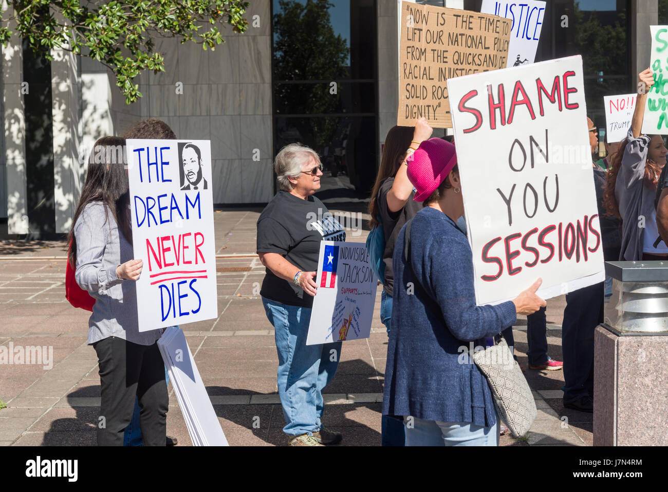 Memphis, USA. 25. Mai 2017. Memphis, Tennessee, 25. Mai 2017. Eine Gruppe sammelt um Generalstaatsanwalt Jeff Sessions Besuch mit Stadt und Landkreis Bürgermeister zu treffen und Strafverfolgung zu protestieren. Der Protest war friedlich und organisiert von NAACP und Black lebt Materie mit zahlreichen Referenten. Bildnachweis: Gary Culley/Alamy Live-Nachrichten Stockfoto