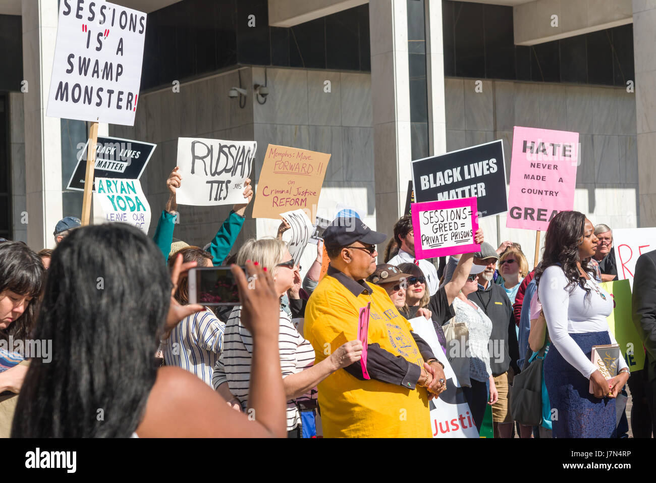 Memphis, USA. 25. Mai 2017. Memphis, Tennessee, 25. Mai 2017. Eine Gruppe sammelt um Generalstaatsanwalt Jeff Sessions Besuch mit Stadt und Landkreis Bürgermeister zu treffen und Strafverfolgung zu protestieren. Der Protest war friedlich und organisiert von NAACP und Black lebt Materie mit zahlreichen Referenten. Bildnachweis: Gary Culley/Alamy Live-Nachrichten Stockfoto