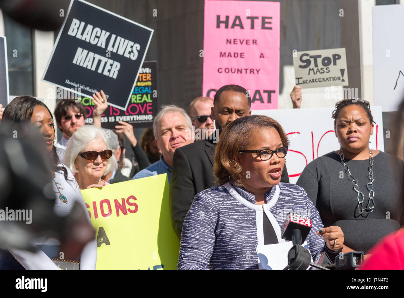 Memphis, USA. 25. Mai 2017. Memphis, Tennessee, 25. Mai 2017. Eine Gruppe sammelt um Generalstaatsanwalt Jeff Sessions Besuch mit Stadt und Landkreis Bürgermeister zu treffen und Strafverfolgung zu protestieren. Der Protest war friedlich und organisiert von NAACP und Black lebt Materie mit zahlreichen Referenten. Bildnachweis: Gary Culley/Alamy Live-Nachrichten Stockfoto