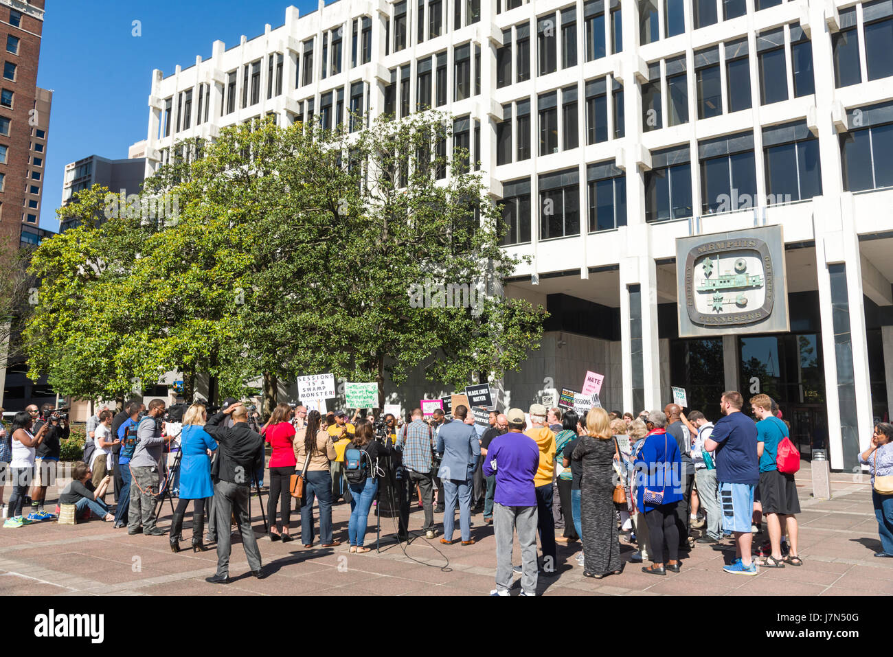 Memphis, USA. 25. Mai 2017. Memphis, Tennessee, 25. Mai 2017. Eine Gruppe sammelt um Generalstaatsanwalt Jeff Sessions Besuch mit Stadt und Landkreis Bürgermeister zu treffen und Strafverfolgung zu protestieren. Der Protest war friedlich und organisiert von NAACP und Black lebt Materie mit zahlreichen Referenten. Bildnachweis: Gary Culley/Alamy Live-Nachrichten Stockfoto