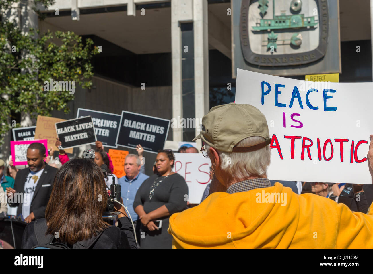 Memphis, USA. 25. Mai 2017. Memphis, Tennessee, 25. Mai 2017. Eine Gruppe sammelt um Generalstaatsanwalt Jeff Sessions Besuch mit Stadt und Landkreis Bürgermeister zu treffen und Strafverfolgung zu protestieren. Der Protest war friedlich und organisiert von NAACP und Black lebt Materie mit zahlreichen Referenten. Bildnachweis: Gary Culley/Alamy Live-Nachrichten Stockfoto