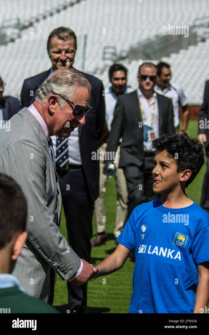 Das Oval, London, UK. 25. Mai 2017. Der Prince Of Wales ins Leben gerufen, dem International Cricket Council (ICC) Champions Trophy an das Oval wo er beobachtete ein Jugend-Cricket Spiel und traf sich mit einigen der teilnehmenden Jugendlichen. David Rowe/Alamy Live-Nachrichten. Stockfoto