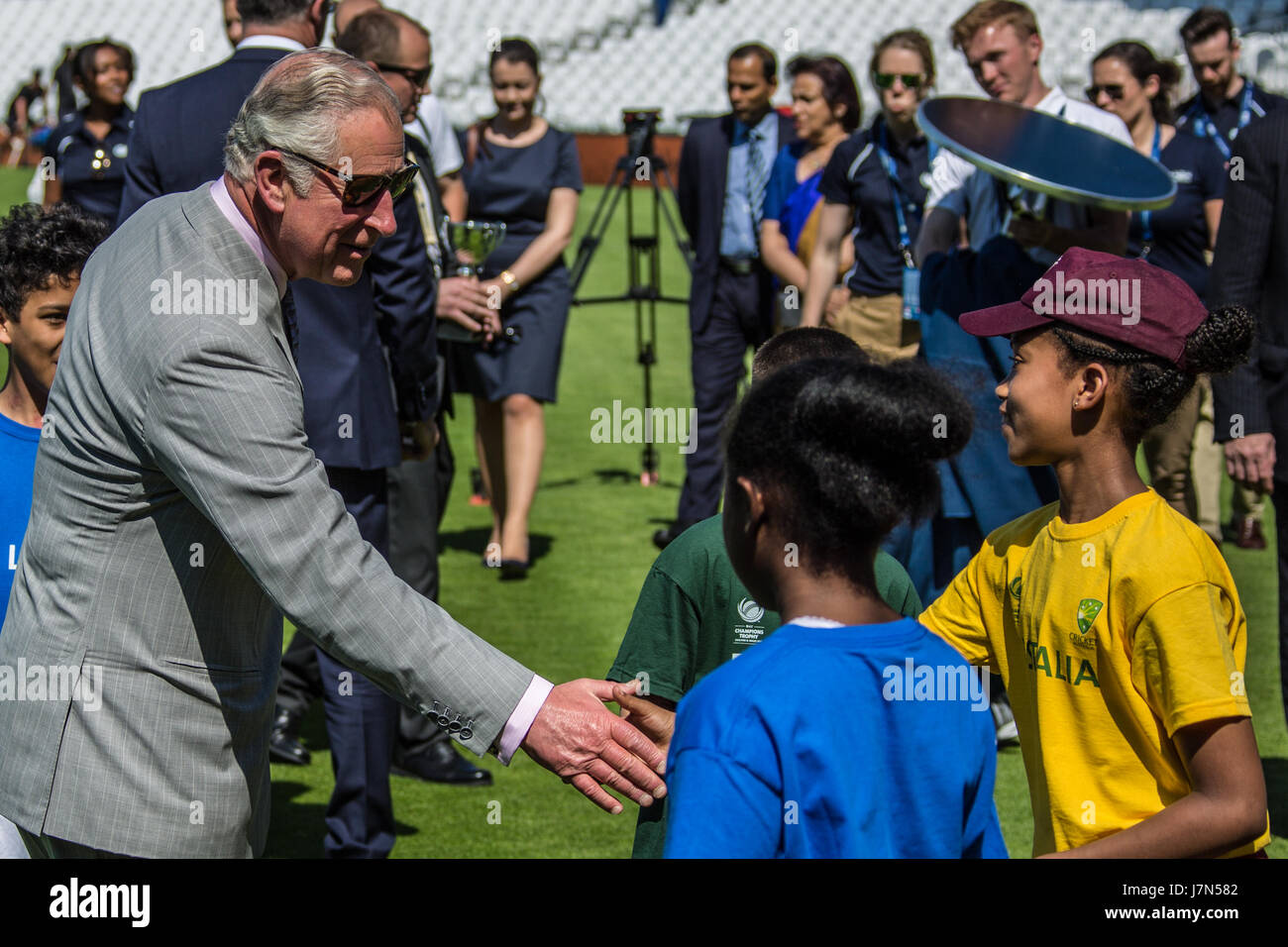 Das Oval, London, UK. 25. Mai 2017. Der Prince Of Wales ins Leben gerufen, dem International Cricket Council (ICC) Champions Trophy an das Oval wo er beobachtete ein Jugend-Cricket Spiel und traf sich mit einigen der teilnehmenden Jugendlichen. David Rowe/Alamy Live-Nachrichten. Stockfoto