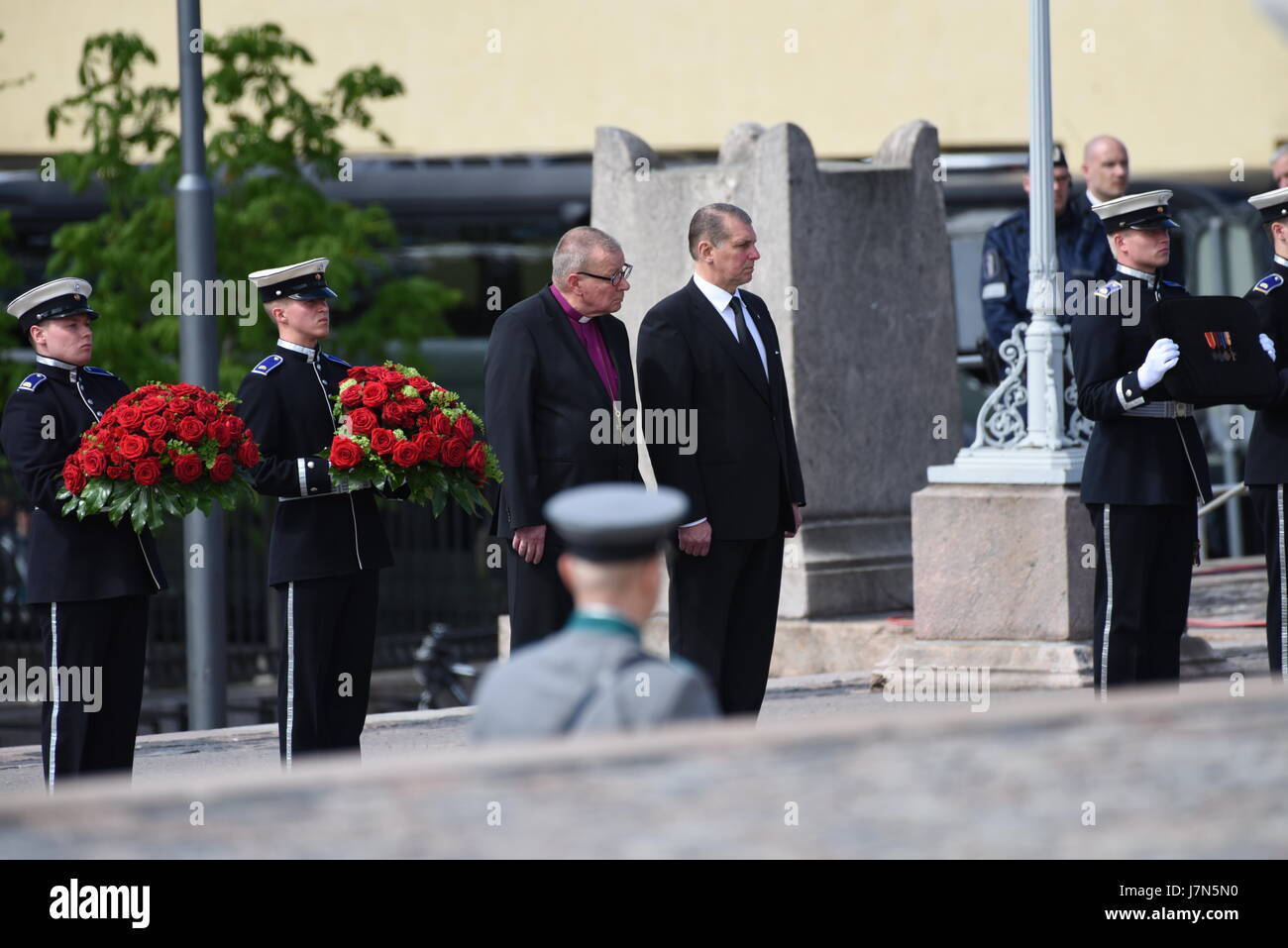 Helsinki, Finnland. 25. Mai 2017. Am Staatsbegräbnis des ehemaligen Präsidenten der Republik Finnland Mauno Koivisto. Bischof emeritus Eero Huovinen zahlt seinen letzten Abschied zu späten Präsidenten Mauno Koivisto nach der Trauerfeier außerhalb Dom von Helsinki. Bildnachweis: Mikko Palonkorpi/Alamy Live-Nachrichten. Stockfoto