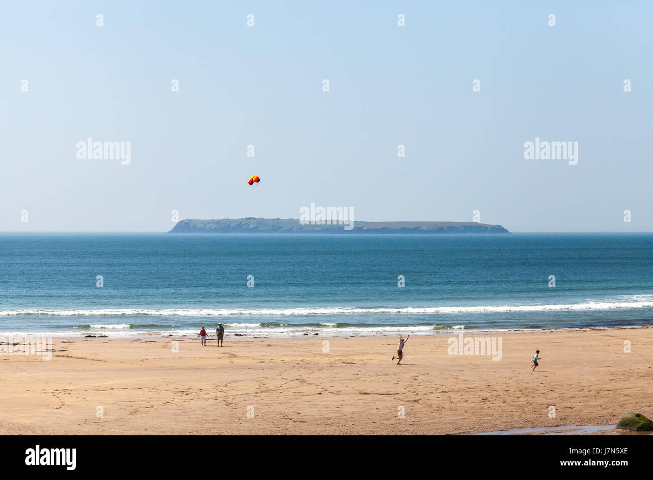 Dale Weststrand, Pembrokeshire, UK. 25. Mai 2017. Eine Familie mit strahlendem Sonnenschein bei Dale Weststrand, Pembrokeshire, Skokholm Insel im Hintergrund genießen. Bildnachweis: Derek Phillips/Alamy Live-Nachrichten Stockfoto