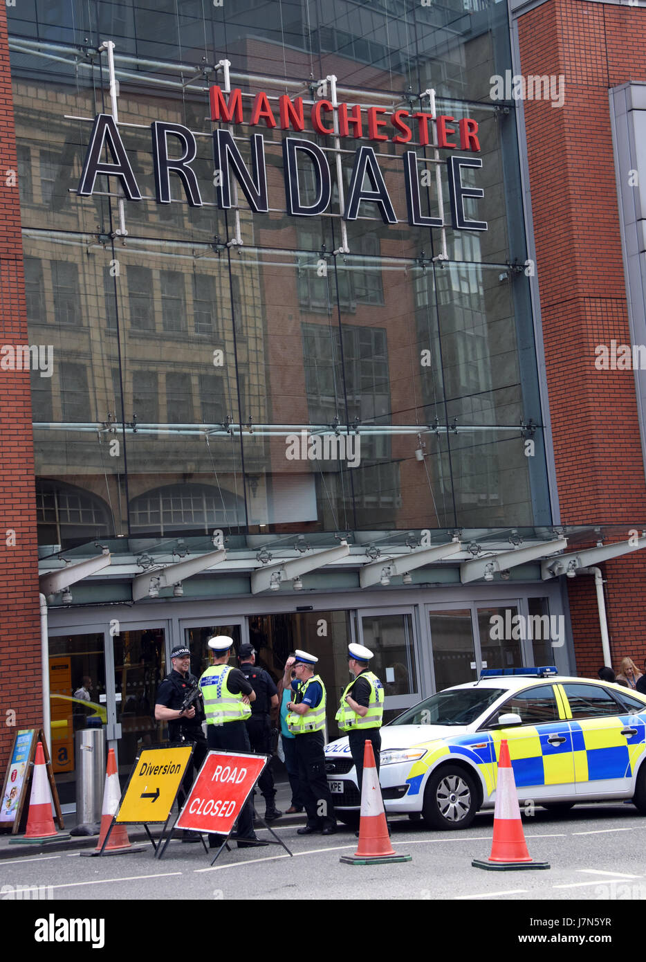 Manchester, UK. 25. Mai 2017. Bewaffnete Polizei und Bombe Beseitigung Einheiten Manchester Arena. Bildnachweis: Della Batchelor/Alamy Live-Nachrichten Stockfoto