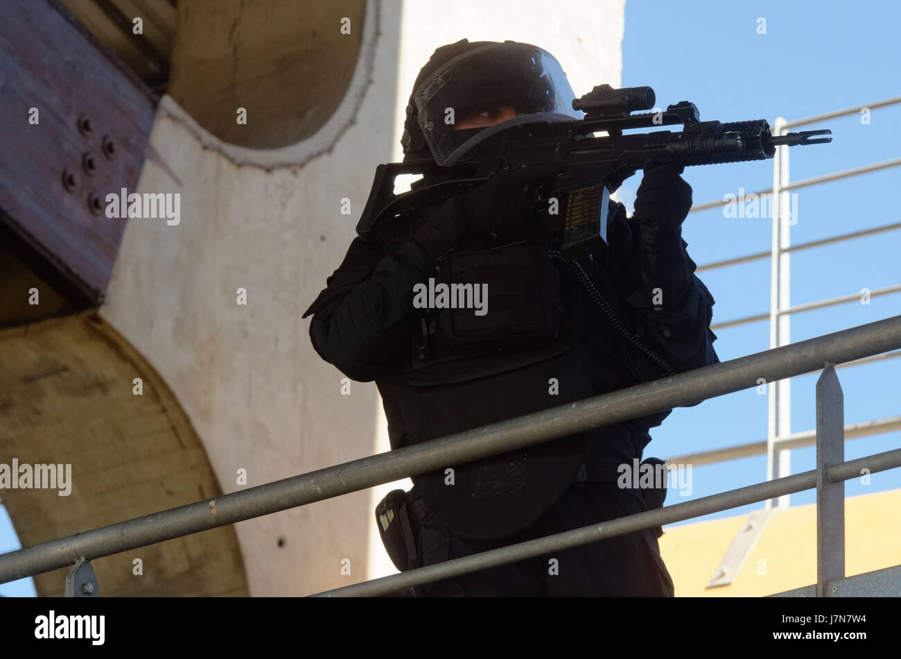 23. Mai 2017 - Saint-Paul, Réunion, Frankreich - Umsetzung der NOVI planen (viele Opfer ORSEC) in Saint-Paul heute Morgen mit der GIGN-Antenne von La Réunion und den Schauspielern das Relief und die öffentliche Sicherheit. Szenario: Terroristische Geiselnahme in öffentlichen Bussen zum Stadion, dann Rückzug der Terroristen innerhalb des Stadions. Die GIGN Antenne stürmt und neutralisiert die Terroristen. Bildnachweis: Valerie Koch/ZUMA Draht/Alamy Live-Nachrichten Stockfoto