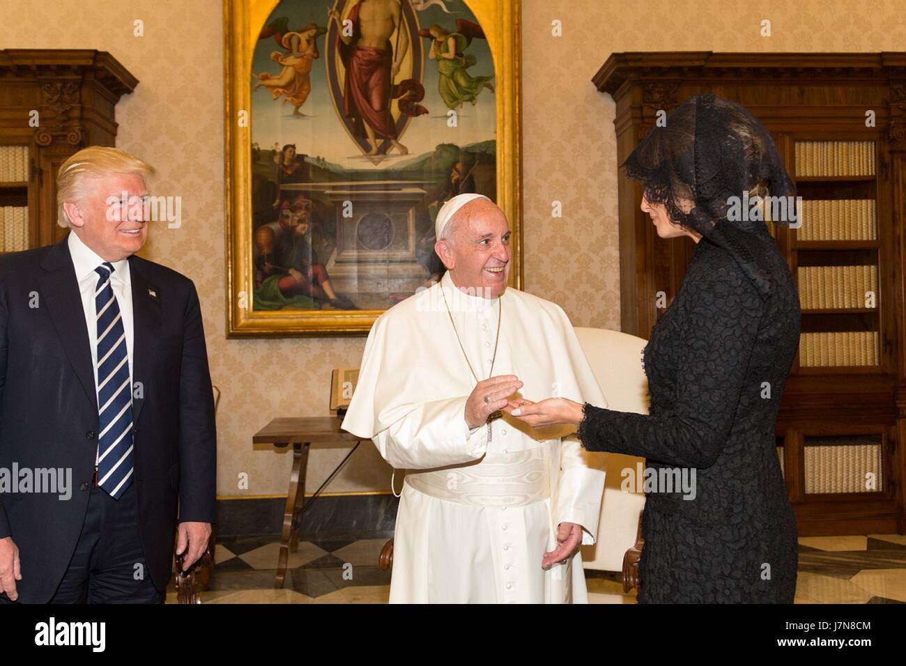 U.S. First Lady Melania Trump empfängt Papst Francis als Präsident Donald Trump während ihrer privaten Audienz mit dem Papst 24. Mai 2017 in Vatikanstadt blickt auf. Stockfoto