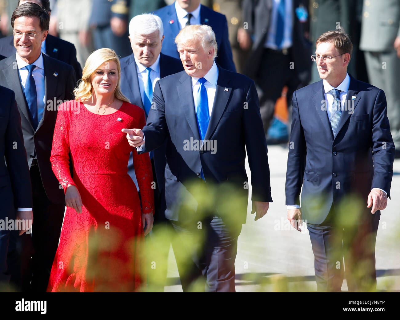 Brüssel, Belgien. 25. Mai 2017. Kroatische Präsident Kolinda Grabar-Kitarovic (L, Front), US-Präsident Donald Trump (C, vorne) und slowenischen Ministerpräsidenten Miro Cerar (R, vorne) zu Fuß, die Übergabe-Zeremonie der neuen NATO-Hauptquartier eine ein-Tages-NATO-Gipfel in Brüssel, 25. Mai 2017 zu besuchen. Bildnachweis: Ye Pingfan/Xinhua/Alamy Live-Nachrichten Stockfoto