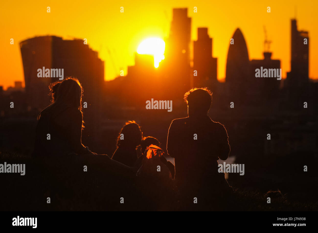 Menschen beobachten den Sonnenuntergang im Greenwich Park in London, England, Großbritannien Stockfoto