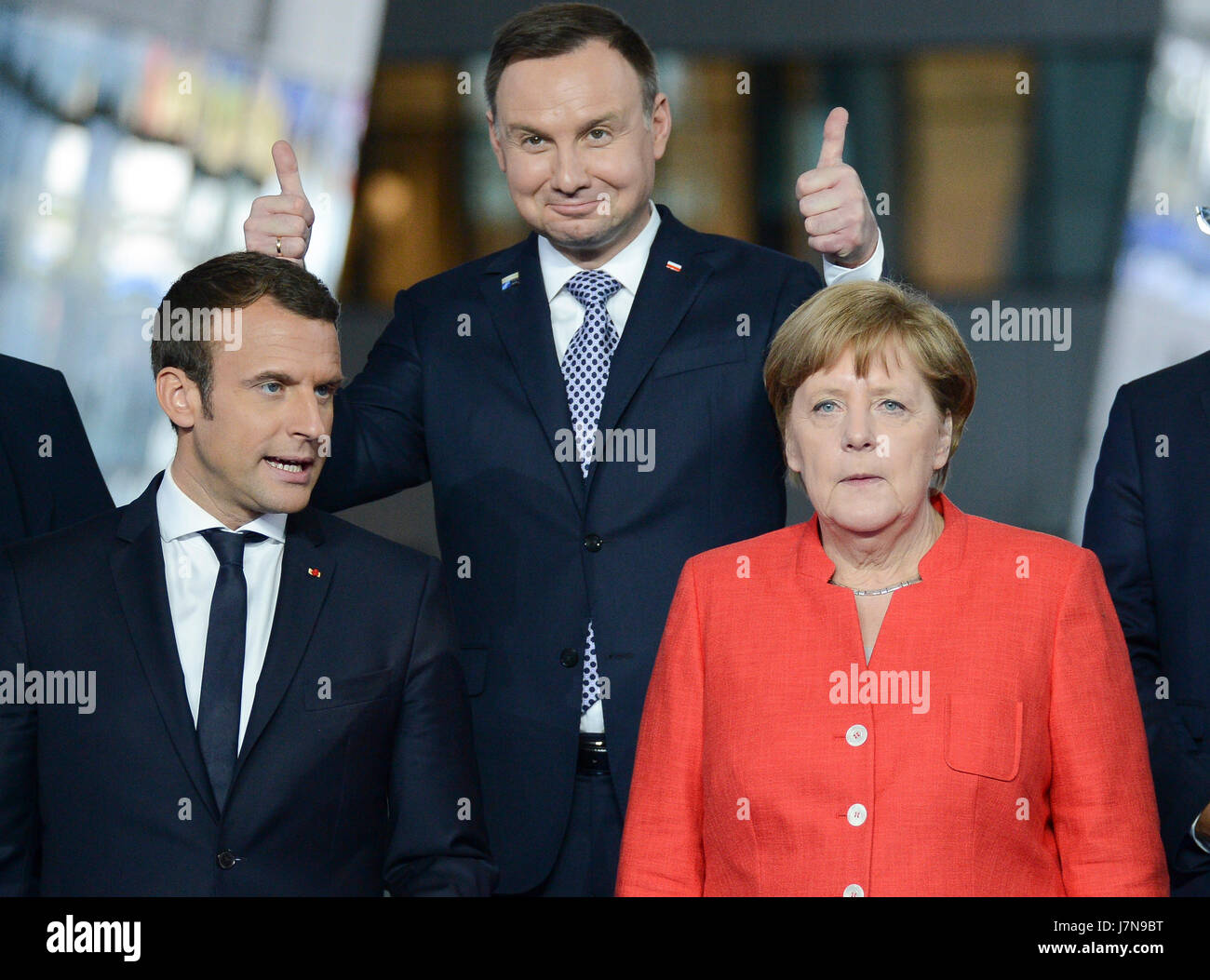 https://c8.alamy.com/compde/j7n9bt/brussel-belgien-25-mai-2017-der-polnische-prasident-andrzej-duda-c-gesten-als-franzosischer-prasident-emmanuel-macron-l-und-die-deutsche-bundeskanzlerin-angela-merkel-posieren-fur-fotos-wahrend-einer-eintagigen-nato-gipfel-in-brussel-belgien-25-mai-2017-bildnachweis-alexey-vitvitskyxinhuaalamy-live-nachrichten-j7n9bt.jpg
