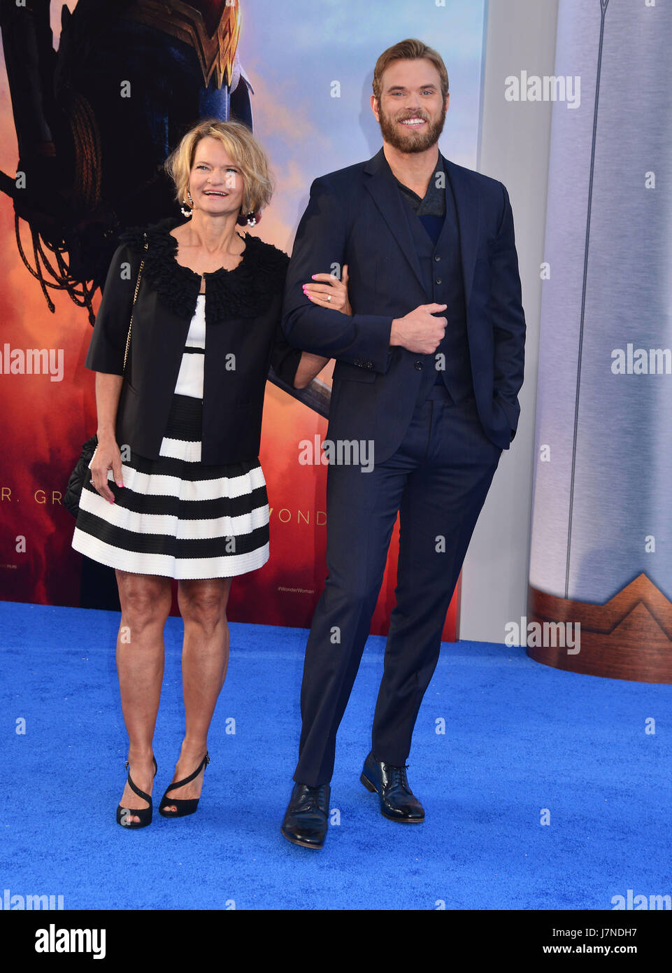 Hollywood, Kalifornien, USA. 25. Mai 2017. Kellan Lutz und Mutter Karia Lutz bei der Premiere von Warner Bros Pictures 'Wonder Woman' im Pantages Theater am 25. Mai 2017 in Hollywood, Kalifornien Credit: longifilis / USA/Alamy Live News Stockfoto