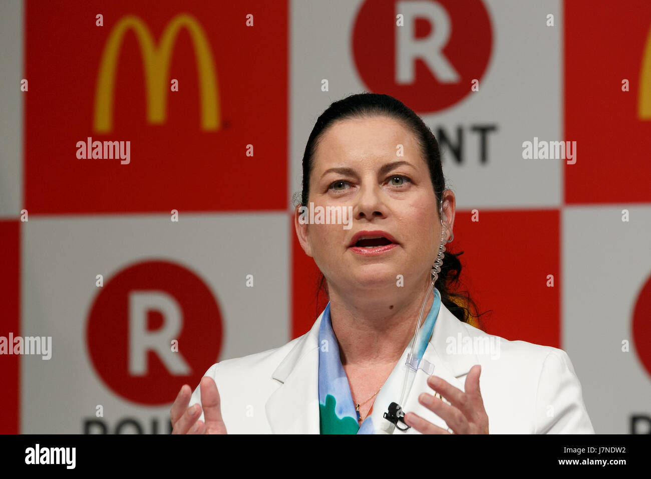 McDonald's Japan CEO und Präsident Sarah Casanova spricht während einer Pressekonferenz am 26. Mai 2017, Tokio, Japan. Rakuten und McDonalds haben zementiert ihre Geschäftsbeziehung mit der Lancierung einer ursprünglichen Punktekarte die überhaupt von der 2.900 McDonald's-Filialen in Japan verwendet werden können. Bildnachweis: Rodrigo Reyes Marin/AFLO/Alamy Live-Nachrichten Stockfoto