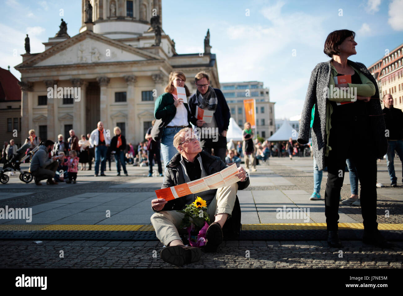 Simon Becker / Le Pictorium - Deutsche Evangelische Kirche Montage (Kirchentag) 2017 in Berlin - 25.05.2017 - Deutschland / Berlin / Berlin - ist ein Open-Air-Gottesdienst am Gendarmenmarkt in Berlin-Mitte während der Kirchentag statt. Stockfoto