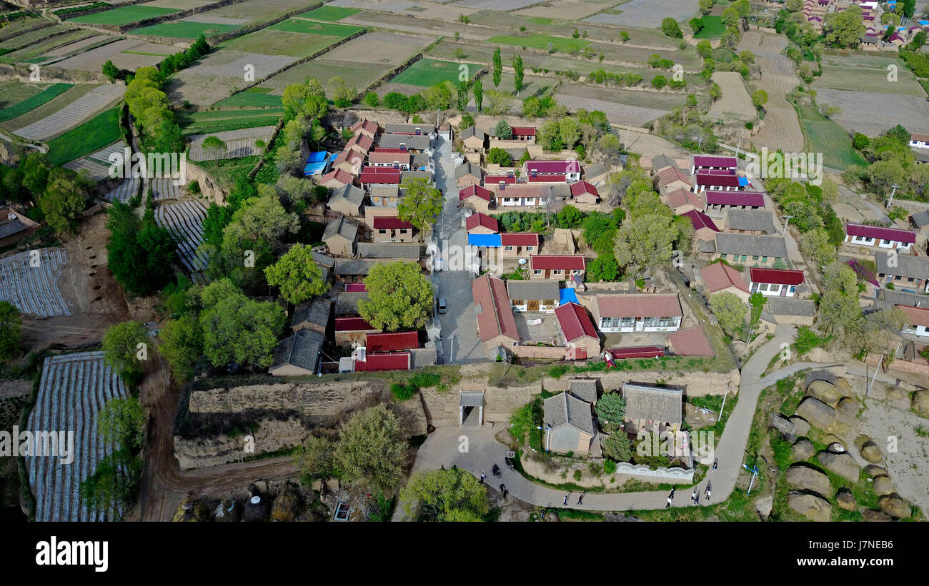 Yinchuan. 23. Mai 2017. Foto aufgenommen am 23. Mai 2017 zeigt einen allgemeinen Überblick über ein altes Schloss in Liangbu Dorf Longde County, Nordwesten Chinas Ningxia Hui autonome Region. Liangbu wurde im Jahr 2012 als ein traditionelles Dorf des Landes aufgeführt. Das Dorf alte Burg, die 170 Meter lang und 70 Meter in der Breite misst, hat eine Geschichte von etwa 400 Jahren. Bildnachweis: Li Ran/Xinhua/Alamy Live-Nachrichten Stockfoto