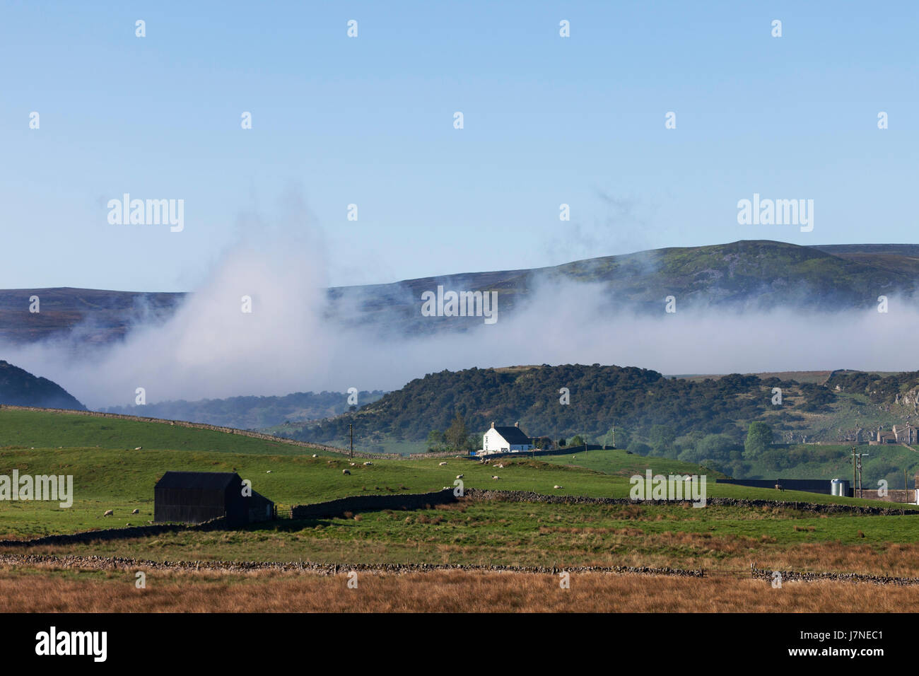 Wald-in-Teesdale, County Durham UK. Freitag, 26. Mai 2017. Großbritannien Wetter. Ein weiterer heißer sonniger Tag in Aussicht im Nordosten Englands als Nebel beginnt zu brechen um die Gehöfte der oberen Teesdale in den North Pennines. Bildnachweis: David Forster/Alamy Live-Nachrichten Stockfoto