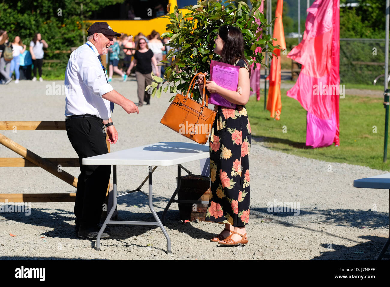 Hay Festival 2017 - Heu auf Wye, Wales, Großbritannien - Mai 2017 - Sicherheit taschenkontrollen am Eingang der Hay Festival - Kreditkarten: Steven Mai/Alamy leben Nachrichten Stockfoto