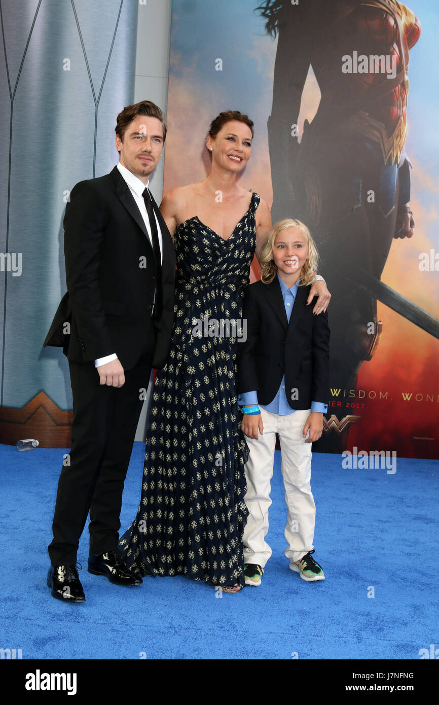 Los Angeles, CA, USA. 25. Mai 2017. LOS ANGELES - 25 Mai: Sebastian Sartor, Connie Nielsen, Bryce Thadeus Ulrich-Nielsen bei der '' Wonder Woman'' Los Angeles Premiere im Pantages Theater am 25. Mai 2017 in Los Angeles, CA-Credit: Kay Blake/ZUMA Draht/Alamy Live-Nachrichten Stockfoto