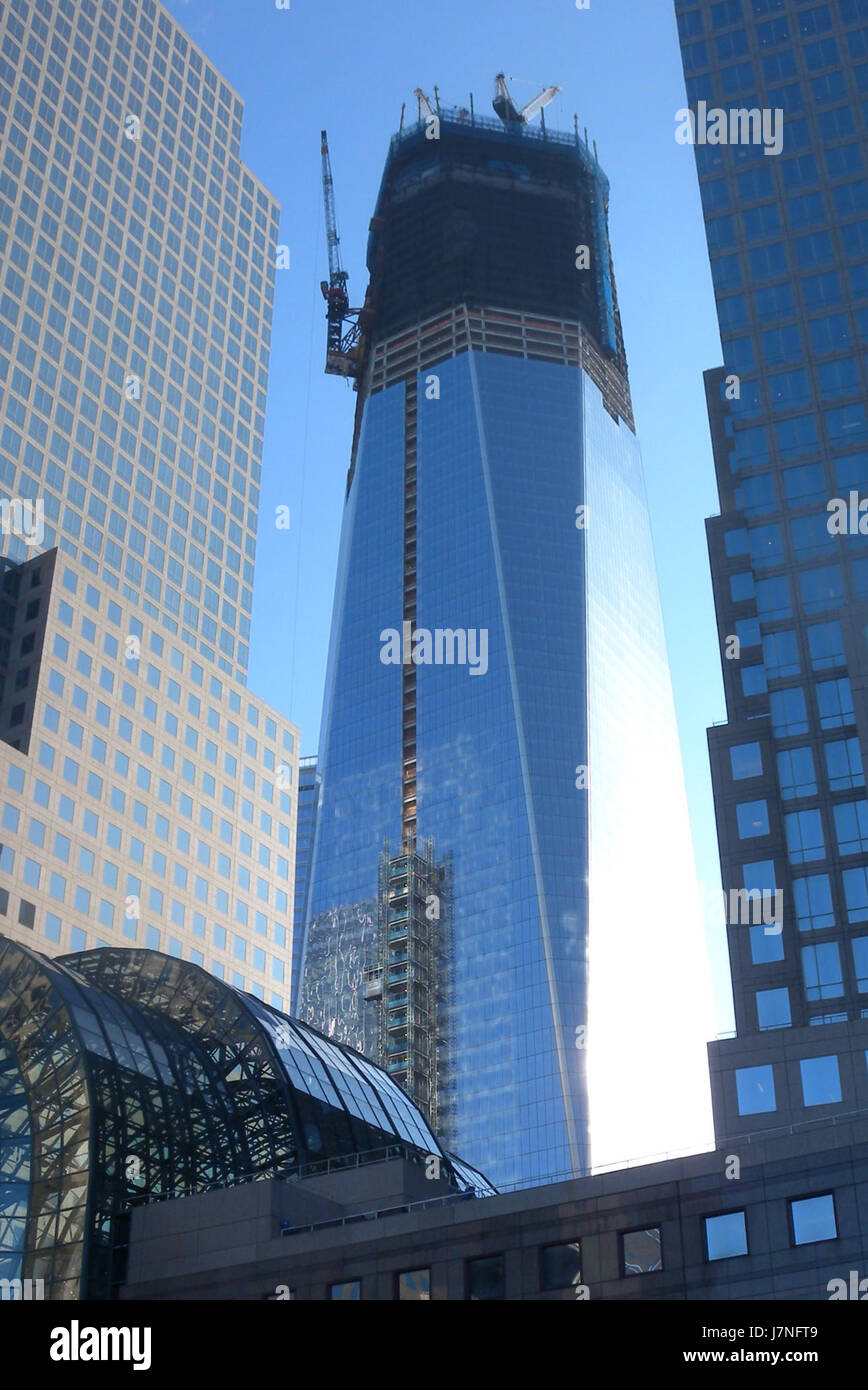 Dies bezieht sich auf das One World Trade Center (1WTC) in New York City. Das erwähnte Datum stellt wahrscheinlich einen bestimmten Punkt in der Entwicklung des Gebäudes im Jahr 2012 dar. Stockfoto