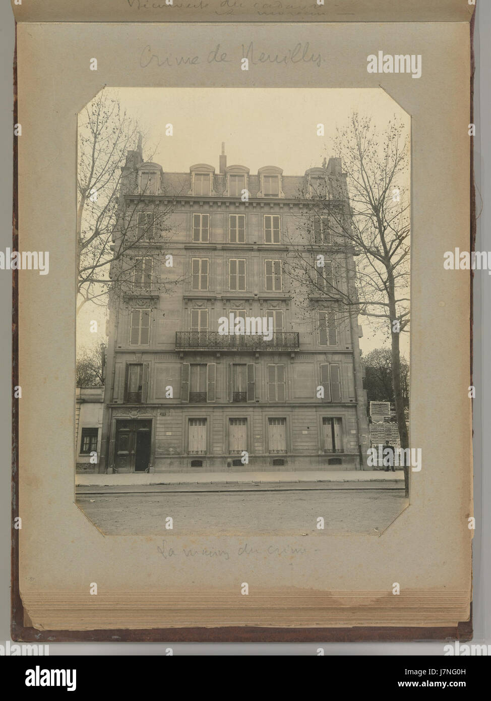 Das Album von Paris Crime Scenes, das Alphonse Bertillon zugeschrieben wird, enthält fotografische Dokumentation von Tatorten in Paris. Bertillon, ein Pionier in der forensischen Fotografie, nutzte diese Bilder zur Unterstützung krimineller Ermittlungen und stellte damit einen bedeutenden Beitrag zur forensischen Wissenschaft dar. Stockfoto