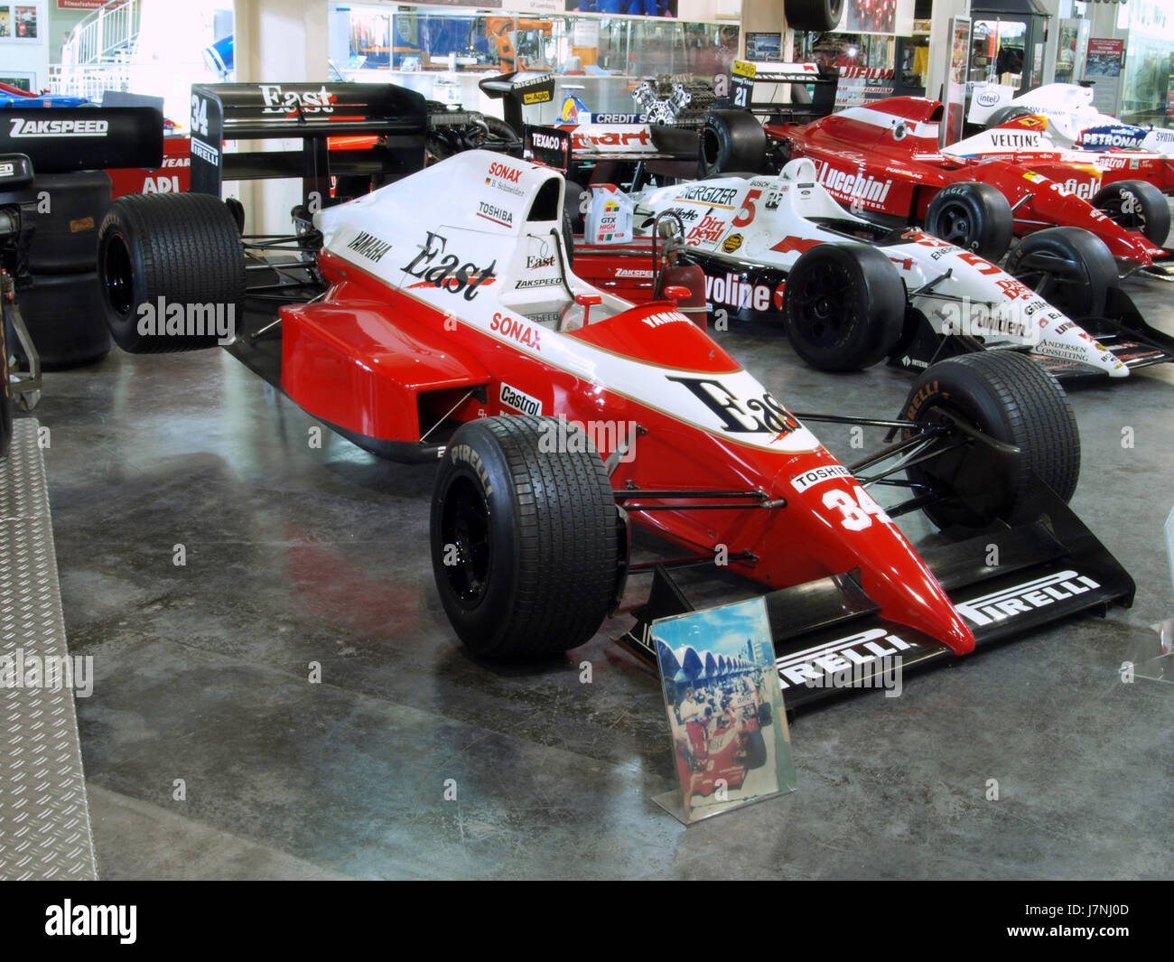 Der Zakspeed West F1 1987 ist ein Formel-1-Auto, das in der F1-Saison 1987 eingesetzt wurde. Es war Teil des Zakspeed-Teams, einer deutschen F1-Mannschaft, und nahm an verschiedenen Rennen Teil. Der Wagen war bekannt für sein unverwechselbares Design und die Teilnahme an der Motorsport-Meisterschaft in diesem Jahr. Stockfoto