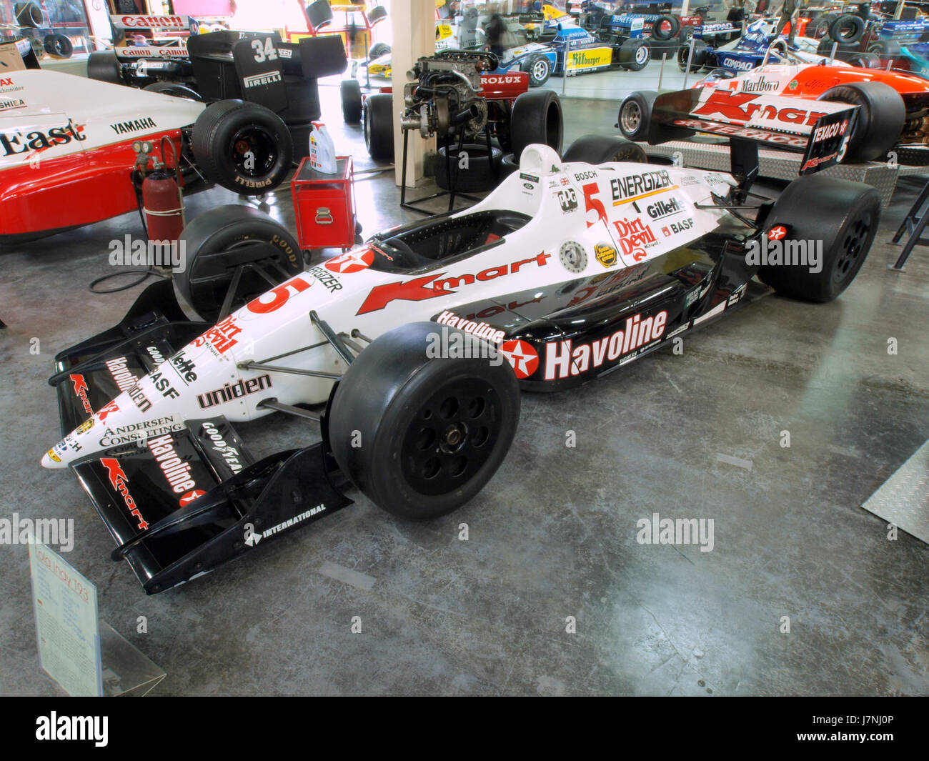 Der 1993 Lola Indy T93 ist ein Rennwagen, der für die IndyCar-Rennserie entwickelt wurde. Dieses Fahrzeug war für seine Leistung in der Saison 1993 bekannt und trug zum Wachstum und der Beliebtheit des Open-Wheel-Rennens bei. Stockfoto