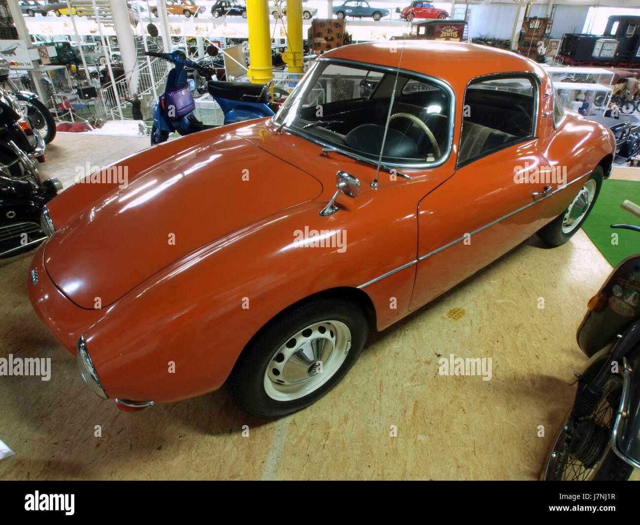Der 1958 Auto Union Monza ist ein bemerkenswerter Rennwagen aus den späten 1950er Jahren, der für hohe Geschwindigkeiten auf der Rennstrecke entwickelt wurde. Mit fortschrittlicher Technik und einem schlanken Design steht er für eine bedeutende Ära in der Automobilgeschichte. Das Monza-Modell war bekannt für seinen unverwechselbaren Stil und technische Durchbrüche, die zukünftige Rennwagen beeinflussten. Stockfoto