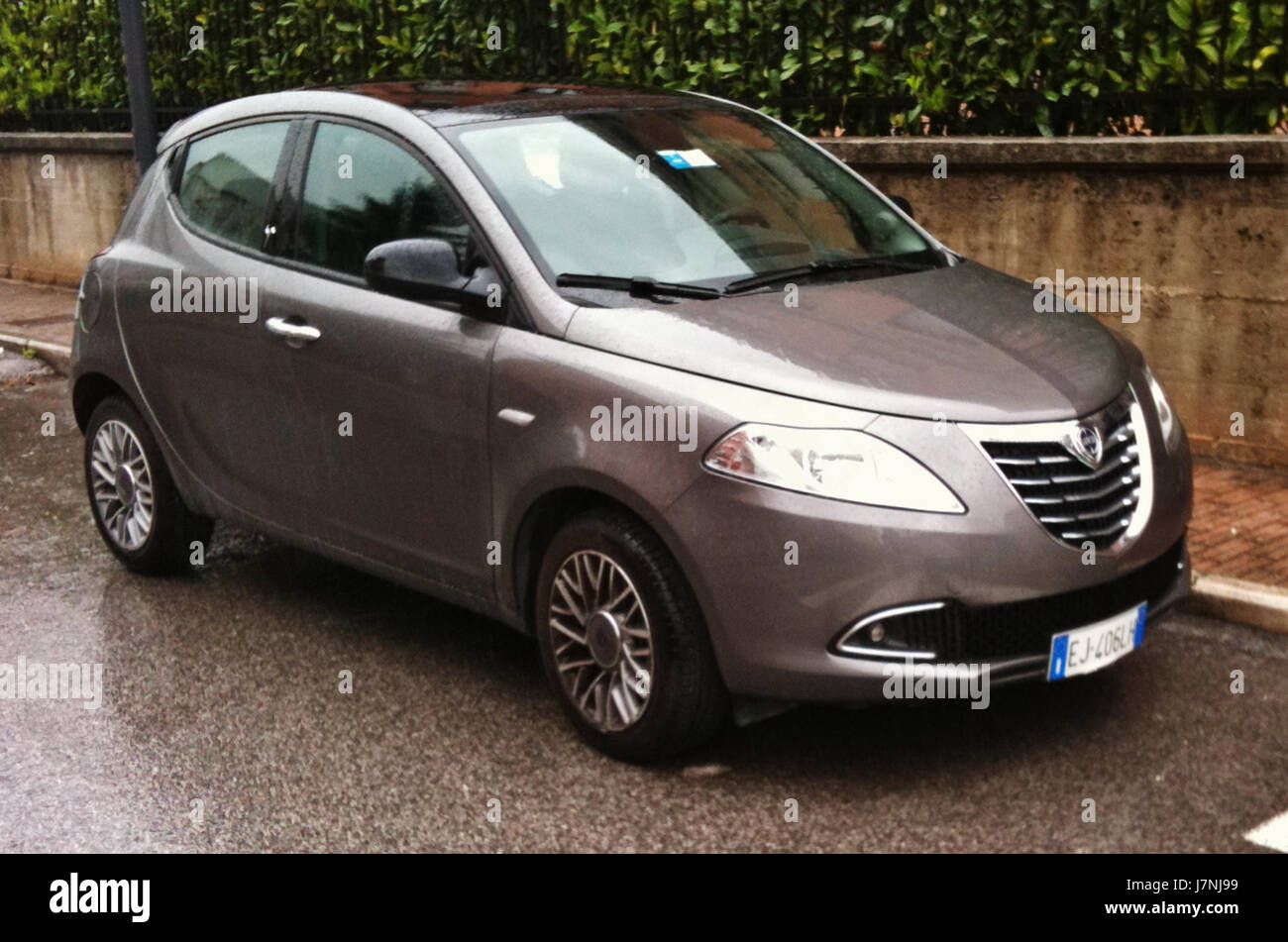 12 Lancia Ypsilon 5 Turer Stockfotografie Alamy