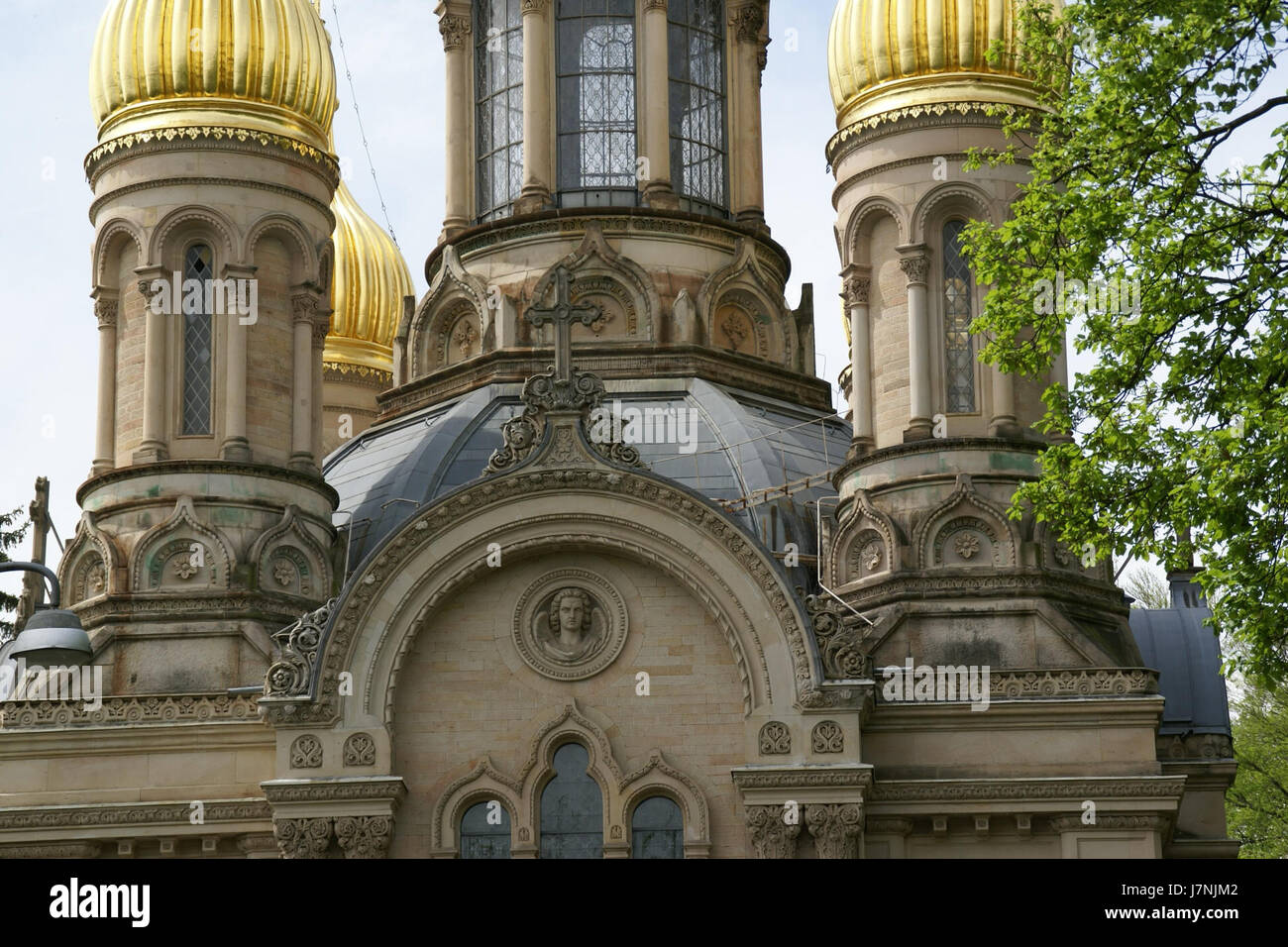 Die im 19. Jahrhundert errichtete russisch-orthodoxe Kirche auf Neroberg in Wiesbaden ist ein bedeutendes religiöses und architektonisches Wahrzeichen. Sein einzigartiges Design spiegelt den traditionellen russisch-orthodoxen Stil wider und bietet Einblick in die Kultur- und Religionsgeschichte der Gegend. Stockfoto