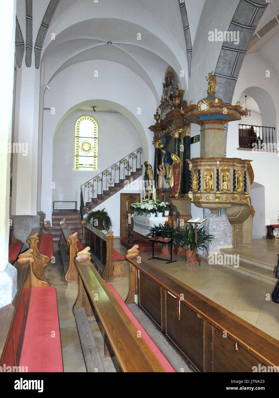 Dieses Foto vom 3. Mai 2012 zeigt die Pfarrkirche hl. Johannes (Pfarrkirche St. Johannes) in Euratsfeld, Österreich. Die Kirche ist eine wichtige religiöse und architektonische Stätte, die das historische und kulturelle Erbe der Region widerspiegelt. Stockfoto Dieses Foto vom 3. Mai 2012 zeigt die Pfarrkirche hl. Johannes (Pfarrkirche St. Johannes) in Euratsfeld, Österreich. Die Kirche ist eine wichtige religiöse und architektonische Stätte, die das historische und kulturelle Erbe der Region widerspiegelt. Stockfoto