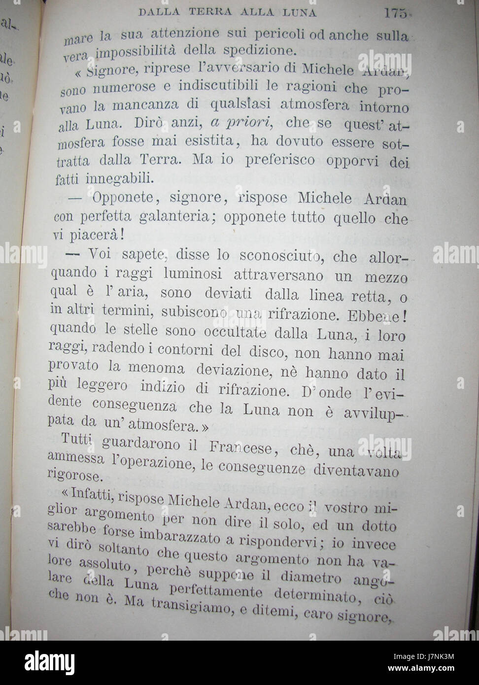 Dalla Terra alla Luna, oder „von der Erde zum Mond“, ist eine 175. Ausgabe von Jules Vernes berühmtem Science-Fiction-Roman. Die Arbeit beschreibt eine fantasievolle Reise zum Mond in einer Zeit wissenschaftlicher Neugier. Stockfoto