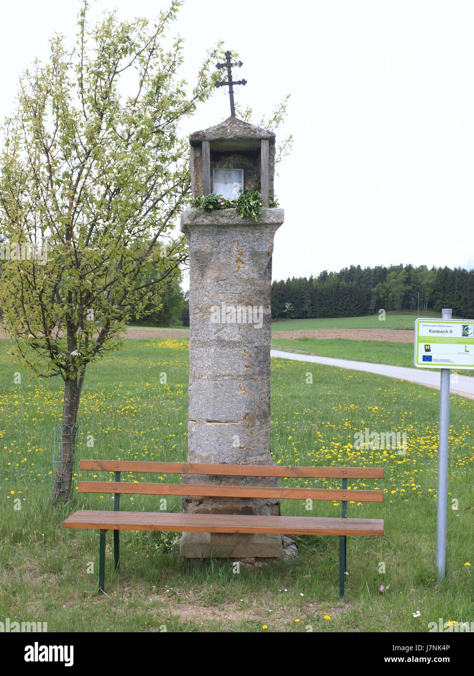 Der Kasbacher Tabernakelbildstock, fotografiert am 5. Mai 2012, ist eine traditionelle religiöse Struktur, die oft mit christlicher Hingabe und ländlicher Geschichte in Verbindung gebracht wird. Diese kleinen Schreine sind typischerweise im deutschsprachigen Raum zu finden und dienen als Symbole des Glaubens und des lokalen Erbes. Stockfoto