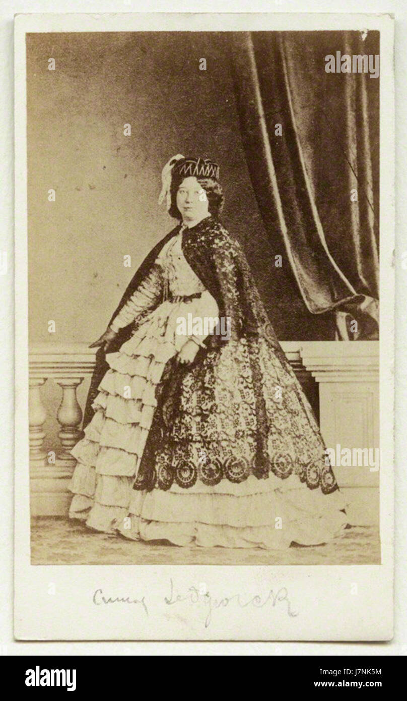 Ein Porträt von Amy Sedgewick aus den 1860er Jahren, geschaffen von einem unbekannten Künstler. Das Foto fängt den Stil und die Mode dieser Zeit ein und bietet Einblicke in die Ästhetik der Porträtkunst Mitte des 19. Jahrhunderts. Stockfoto