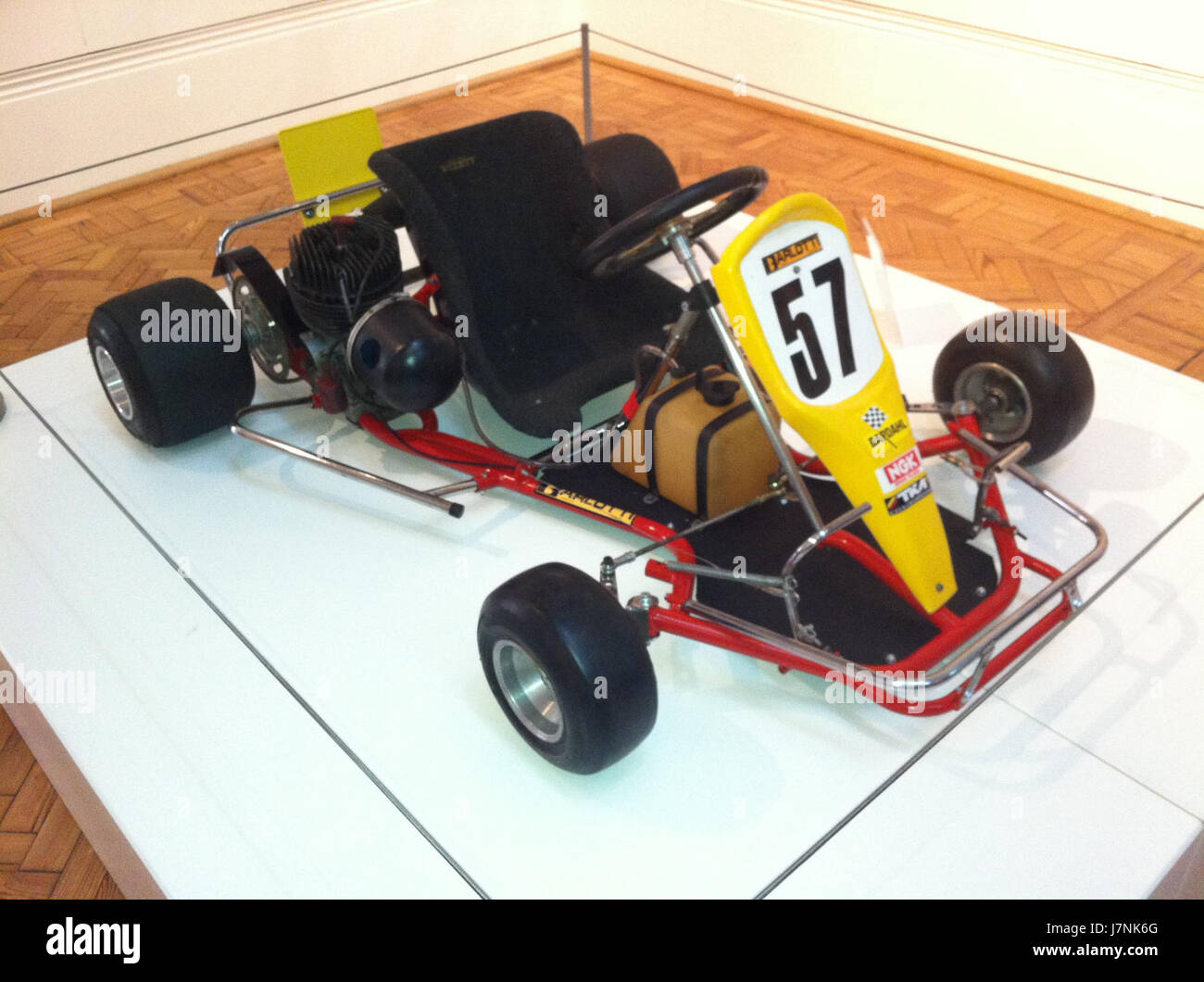 Das Barlotti-Kartmuseum aus dem Jahr 2012 ist ein bemerkenswertes Stück Geschichte, das als Teil einer Sammlung im Museum ausgestellt wurde. Das Kart zeigt die Handwerkskunst und das Design des Karts im frühen 21. Jahrhundert und spiegelt seine Rolle in der Evolution des Motorsports wider. Stockfoto