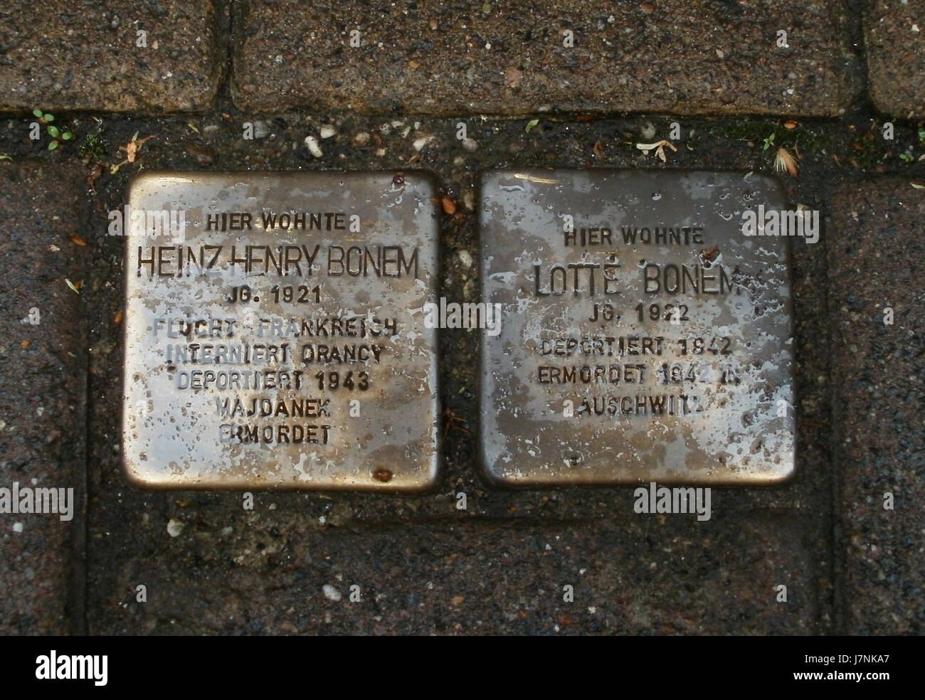 Foto der Stolpersteine am Nauwieser Platz in Saarbrücken, aufgenommen am 18. Mai 2012 zum Gedenken an die Opfer der NS-Verfolgung. Stockfoto